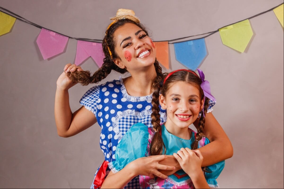 Penteados temáticos complementam o look da festa junina com criatividade e charme