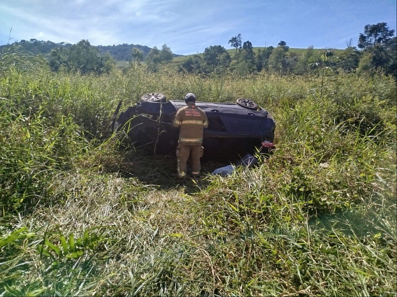 Vítima foi lançada para fora do veículo e morreu no local
