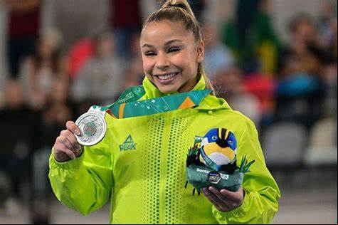 Flávia Saraiva com a medalha de prata no Pan-Americano de Santiago, no ano ado