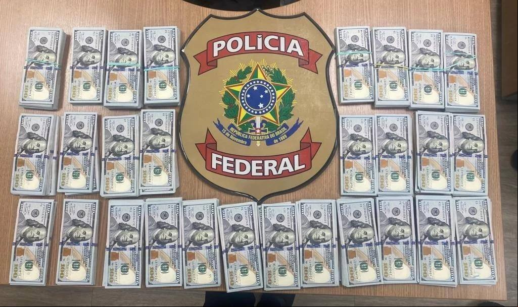 Na casa de Paulo Maurício, em Brasília, agentes da PF apreenderam US$ 171800 (cerca de R$ 860 mil no câmbio do dia) em espécie durante as diligências