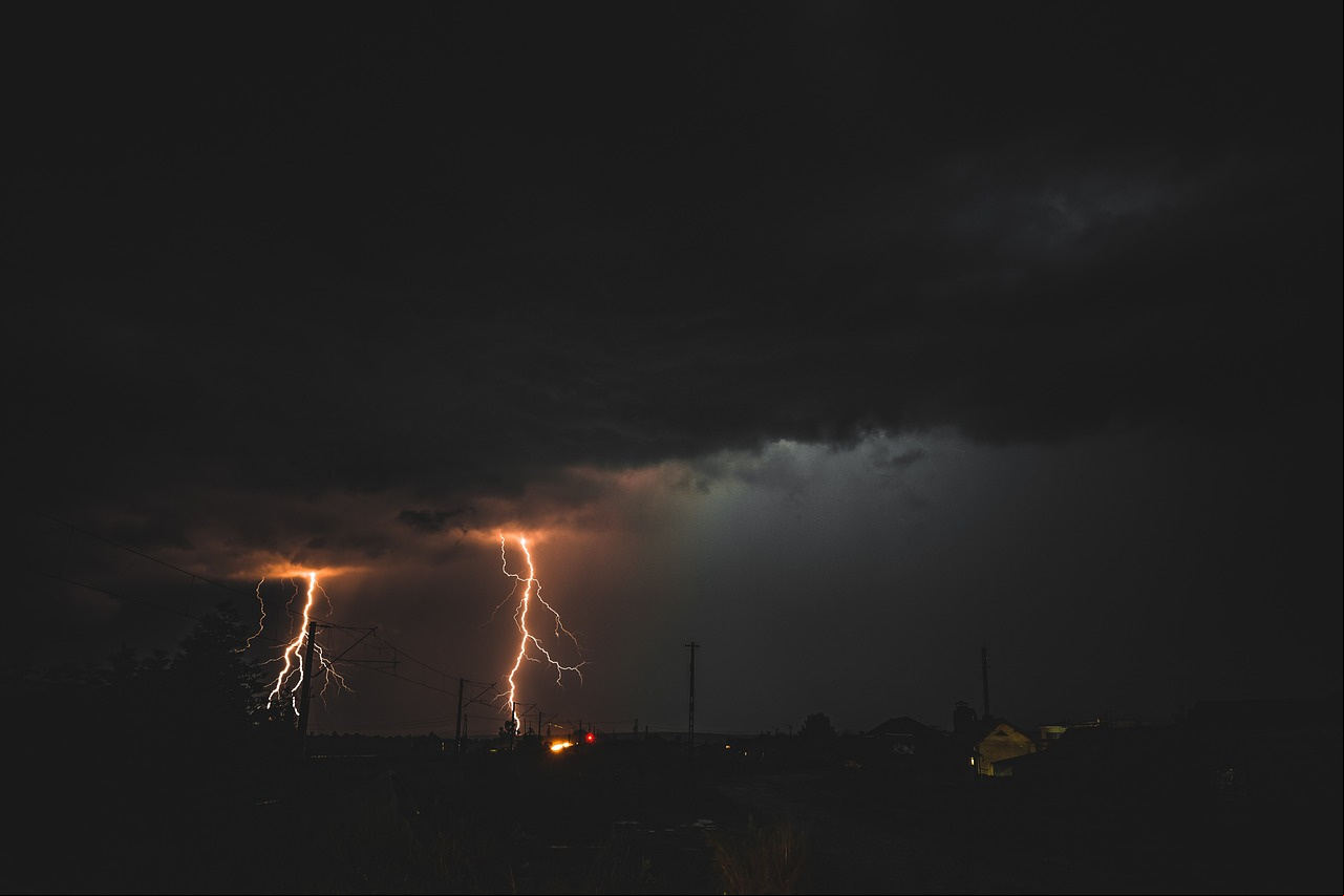 INMET emite alerta laranja de tempestade com ventos de até 100 km/h em Sarutaiá e região até quinta-feira (5)