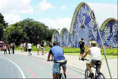 Ciclistas pedalam na orla da lagoa, ando pela Igreja de São Francisco de Assis