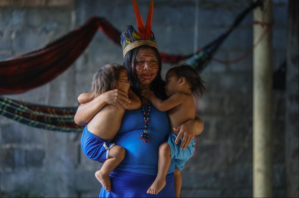 As duas netas de Matheus Sanöma com a avó, Larissa Sanumá. Foto: Flávio Tavares/O TEMPO