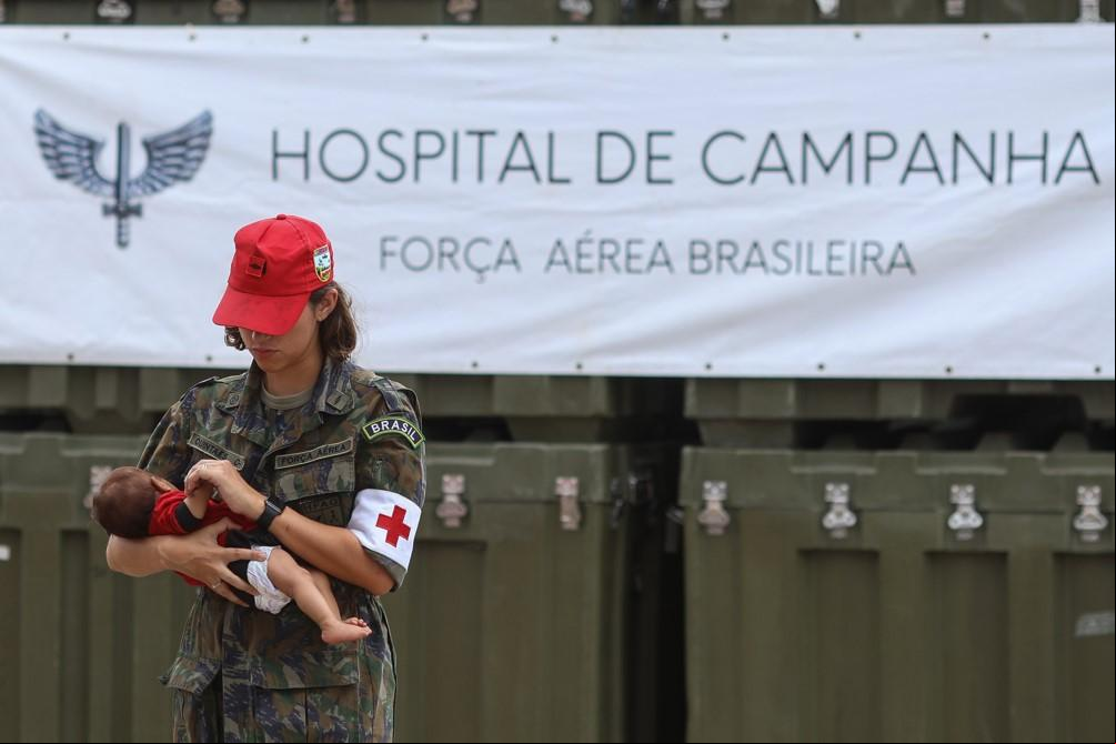 Militar do serviço de saúde carrega criança Yanomami para atendimento no Hospital de Campanha, em Boa Vista. Foto: Flávio Tavares/O Tempo