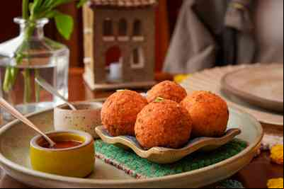 Arancines, no Villa Donna Bistrô: bolinho de arroz recheado com queijo minas e servido com geleias de pimenta e de cachaça