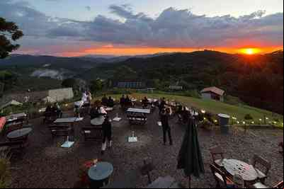 Brinde ao pôr do sol no Hugel Bar