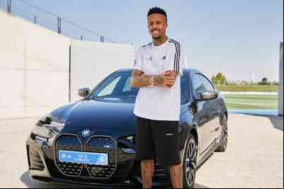 Éder Militão posa ao lado de seu BMW i4